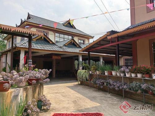 傣族村寨府邸吃瓜,瓜果飘香中的和谐生活画卷